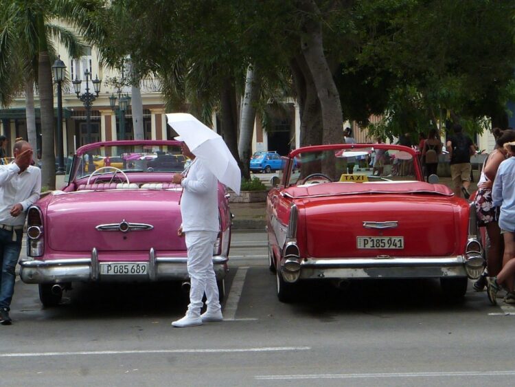 Choferes en espera de turistas en el Parque Central de La Habana, en medio de la temporada alta del turismo en Cuba. Foto: AMD / Archivo.