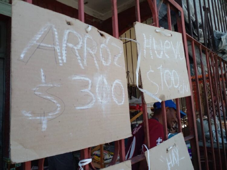 Precios de varios productos en un mercadito privado en Lawton, La Habana, en febrero de 2025. Foto: AMD.