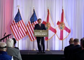 Ron DeSantis habla en una rueda de prensa este lunes, en Tampa. Foto:  Ron DeSantis/EFE.