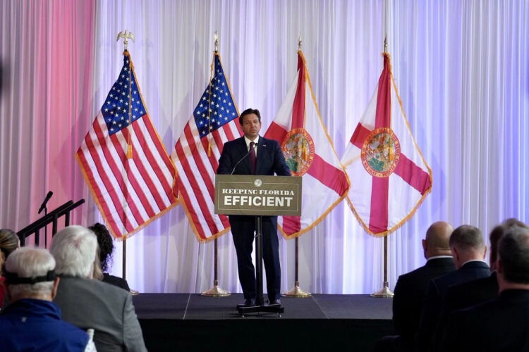 Ron DeSantis habla en una rueda de prensa este lunes, en Tampa. Foto:  Ron DeSantis/EFE.