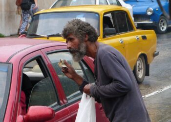 El aumento de la mendicidad es una de las evidencias diarias de que la crisis económica se profundiza. Foto:  AMD