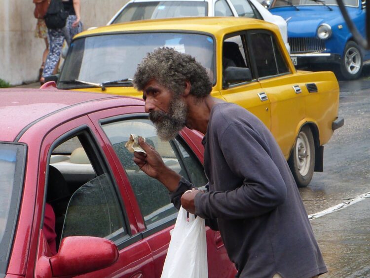 El aumento de la mendicidad es una de las evidencias diarias de que la crisis económica se profundiza. Foto:  AMD