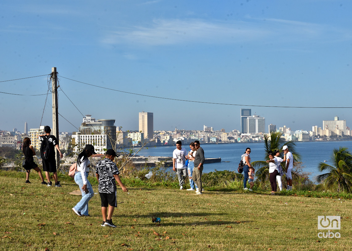 Feria Internacional del Libro de La Habana 2025, en el parque Morro-Cabaña. Foto: Otmaro Rodríguez.