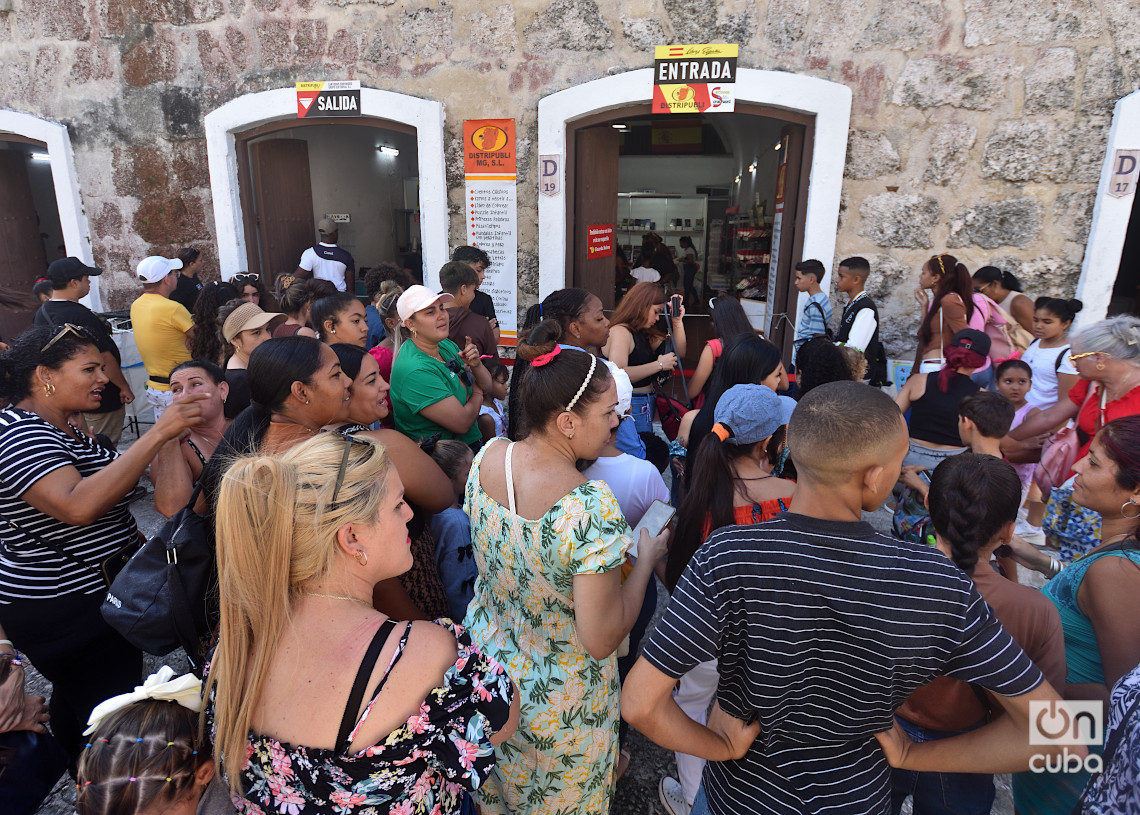 Feria Internacional del Libro de La Habana 2025, en el parque Morro-Cabaña. Foto: Otmaro Rodríguez.