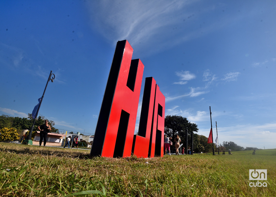 Feria Internacional del Libro de La Habana 2025, en el parque Morro-Cabaña. Foto: Otmaro Rodríguez.