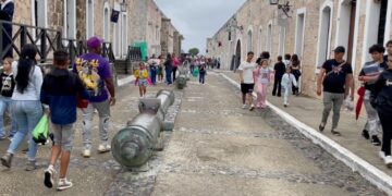 La Fortaleza San Carlos de la Cabaña a vuelto a recibir a miles de personas durante la Feria del Libro 2025. Foto: Lied Lorain.
