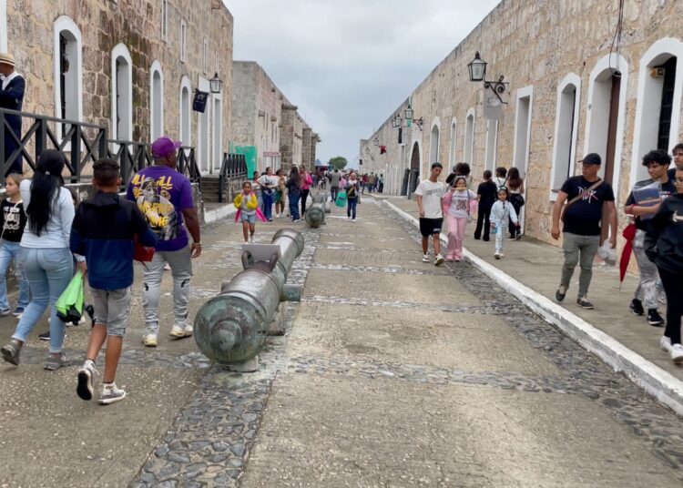 La Fortaleza San Carlos de la Cabaña a vuelto a recibir a miles de personas durante la Feria del Libro 2025. Foto: Lied Lorain.