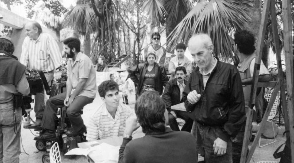 Still de Fresa y Chocolate.  Tomás Gutierrez Alea, de pie frente a Vladimir Cruz y Jorge Perugorría, imparte instrucciones en una escena en Coppelia. Foto: Cortesía de la familia Perugorría-Lafuente