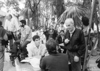 Still de Fresa y Chocolate.  Tomás Gutierrez Alea, de pie frente a Vladimir Cruz y Jorge Perugorría, imparte instrucciones en una escena en Coppelia. Foto: Cortesía de la familia Perugorría-Lafuente