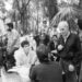 Still de Fresa y Chocolate.  Tomás Gutierrez Alea, de pie frente a Vladimir Cruz y Jorge Perugorría, imparte instrucciones en una escena en Coppelia. Foto: Cortesía de la familia Perugorría-Lafuente