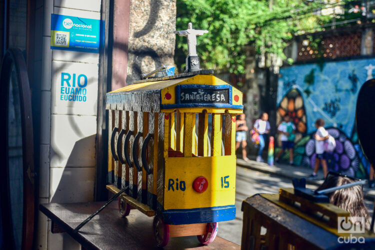 Un bondinho en madera, creación de Getúlio, en uno de los restaurantes de Santa Teresa. Foto: Kaloian.