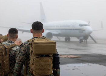 Miembros del Cuerpo de Marines  de marines antes de subir a un avión C-40A hacia la base naval de Guantánamo.
























Miembros del Cuerpo de Marines antes de subir a un vuelo para la Base. Foto" EFE









Miembros del Cuerpo de Marines  antes de subir a un vuelo con destino a la Base. Foto: EFE/Matthew Williams/U.S. Marine Corps.