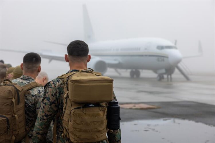 Miembros del Cuerpo de Marines  de marines antes de subir a un avión C-40A hacia la base naval de Guantánamo.
























Miembros del Cuerpo de Marines antes de subir a un vuelo para la Base. Foto" EFE









Miembros del Cuerpo de Marines  antes de subir a un vuelo con destino a la Base. Foto: EFE/Matthew Williams/U.S. Marine Corps.