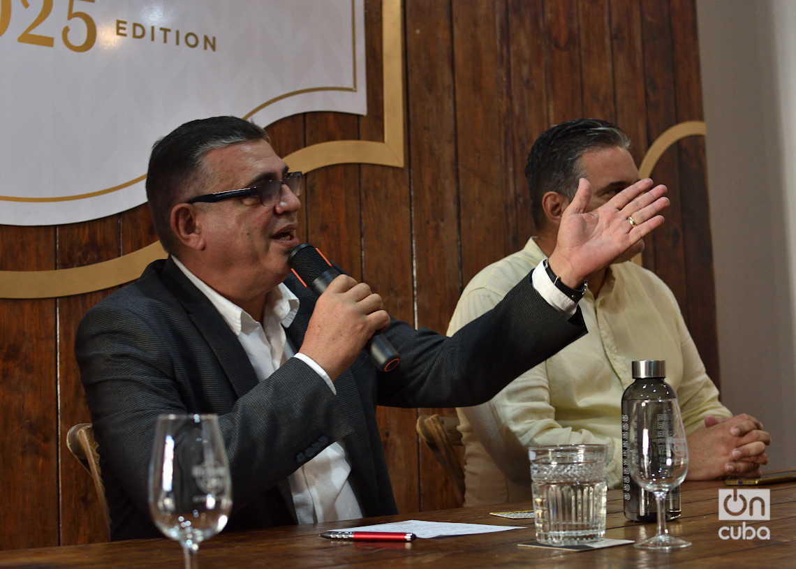 Asbel Morales Lorenzo, maestro ronero encargado de mezclar licores y producir nuevos tipos de ron, durante la presentación de Tributo 2025. Foto: Otmaro Rodríguez.