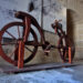 Medio de transporte similar a una bicicleta, diseñado por Leonardo da Vinci, en exhibición en el Castillo de Atarés, en La Habana. Foto: Otmaro Rodríguez.