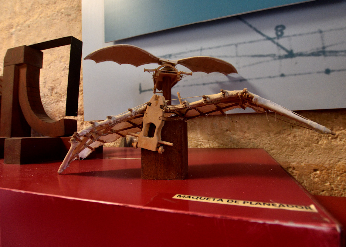 Model of the planner designed by Coil Da Vinci, on exhibition in the castle of Atarés. Photo: Otmaro Rodríguez.