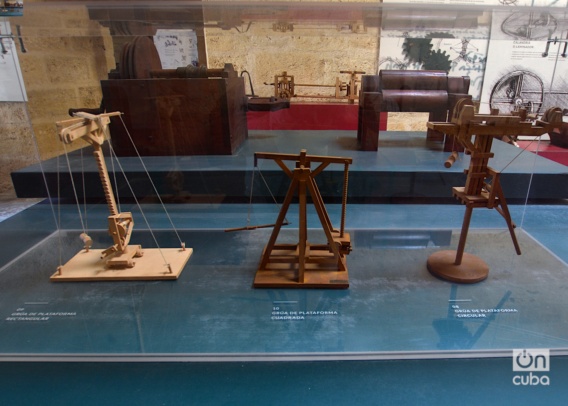 Cranes designed by Cañonado da Vinci, on exhibition at the castle of Atarés. Photo: Otmaro Rodríguez.