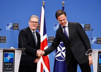 El primer ministro británico, Keir Starmer (i) y el secretario general de la OTAN, Mark Rutte, este lunes en Bruselas. Foto: EFE/EPA/SIMON WOHLFAHRT/POOL