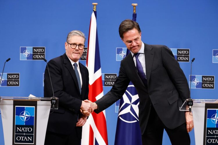 El primer ministro británico, Keir Starmer (i) y el secretario general de la OTAN, Mark Rutte, este lunes en Bruselas. Foto: EFE/EPA/SIMON WOHLFAHRT/POOL