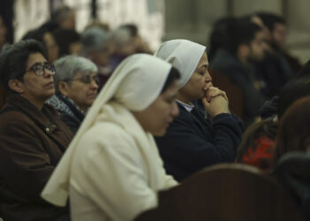 Una oración por el restablecimiento de la salud del papa Francisco durante una misa oficiada por el cardenal José Cobo, arzobispo de Madrid, este jueves en la Catedral de La Almudena de Madrid. EFE/ Kiko Huesca.