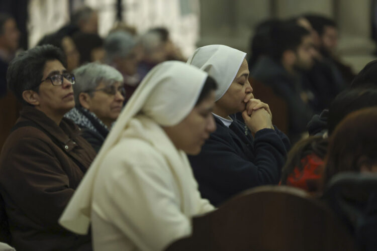 Una oración por el restablecimiento de la salud del papa Francisco durante una misa oficiada por el cardenal José Cobo, arzobispo de Madrid, este jueves en la Catedral de La Almudena de Madrid. EFE/ Kiko Huesca.