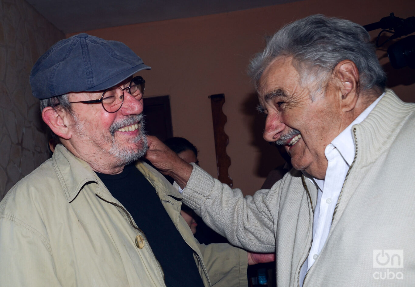 Pepe Mujica y Silvio Rodríguez después de un concierto de la Gira por los barrios, enero de 2016. Foto: Kaloian.