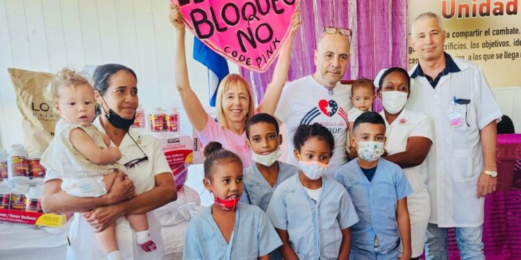 Medea Benjamin (Code Pink) y Carlos Lazo (Puentes de Amor) entregando un donativo en un hospital pediátrico. Foto: PdA.