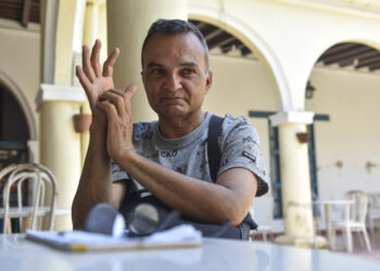 El poeta Ronel González en el patio de la UNEAC de Holguín. Foto: Kaloian Santos Cabrera.