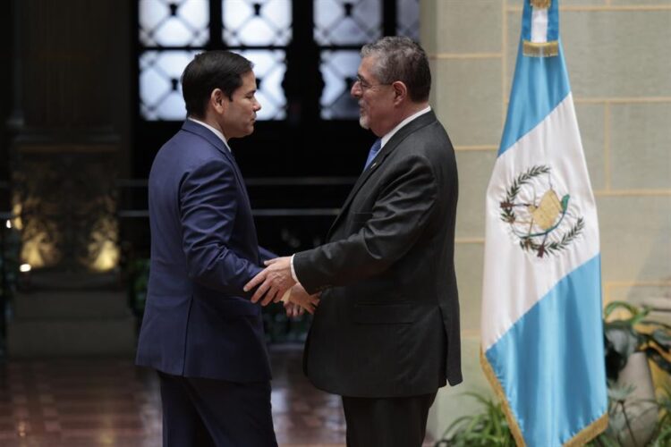 El secretario de Estado de Estados Unidos, Marco Rubio, y el presidente de Guatemala, Bernardo Arévalo, este miércoles en el Palacio Nacional de Cultura en Ciudad de Guatemala. Foto: EFE/ David Toro.