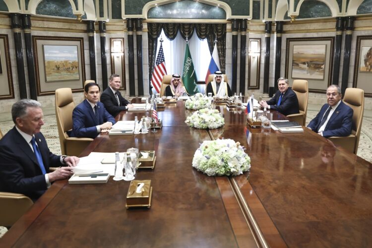 Encuentro en Riyadh entre Lavrov y Marco Rubio. Foto: EFE/EPA.