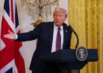 El presidente Donald Trump, durante una rueda de prensa junto al primer ministro británico, Keir Starmer, Casa Blanca, 27 de febrero de 2025. Foto:  EFE/EPA/WILL OLIVER.