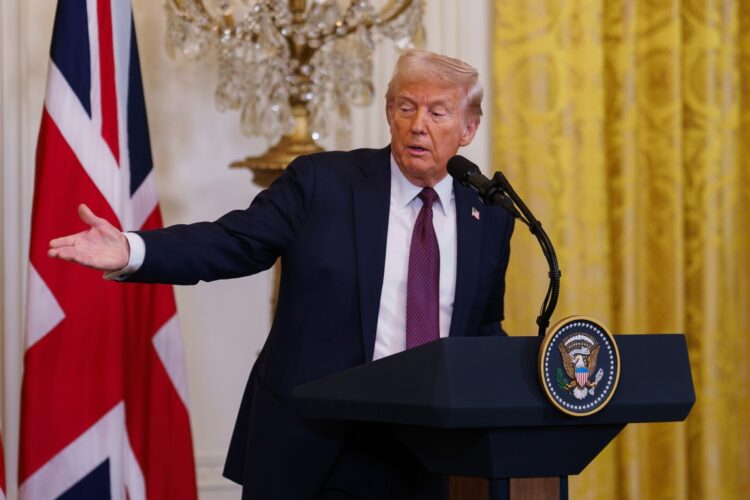 El presidente Donald Trump, durante una rueda de prensa junto al primer ministro británico, Keir Starmer, Casa Blanca, 27 de febrero de 2025. Foto:  EFE/EPA/WILL OLIVER.