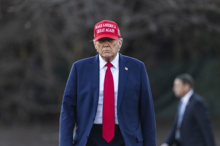 Donald Trump se prepara para hablar con los medios sobre su reunión con el presidente ucraniano, Volodimir Zelenski. Foto: EFE/EPA/JIM LO SCALZO.