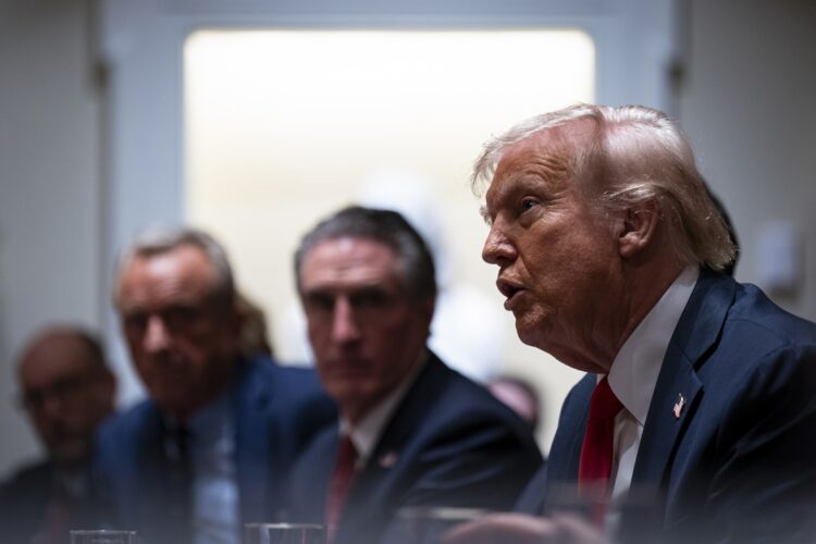 El presidente de Estados Unidos, Donald Trump, habla durante una reunión de gabinete en la Casa Blanca, en Washington, DC,, el 26 de febrero de 2025. EFE/EPA/AL DRAGO / POOL