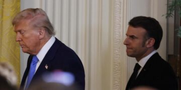 Donald Trump y Emmanuel Macron en la Casa Blanca, el 24 de febrero de 2025. Foto: Ludovic Marin / POOL / EFE.