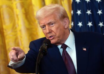 El presidente de Estados Unidos, Donald Trump, señala a alguien durante una conferencia de prensa en la Casa Blanca. Foto: Will Oliver / EFE.