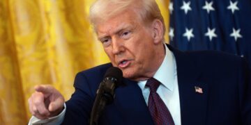 El presidente de Estados Unidos, Donald Trump, señala a alguien durante una conferencia de prensa en la Casa Blanca. Foto: Will Oliver / EFE.