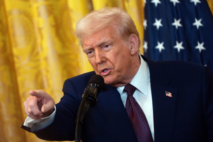 El presidente de Estados Unidos, Donald Trump, señala a alguien durante una conferencia de prensa en la Casa Blanca. Foto: Will Oliver / EFE.