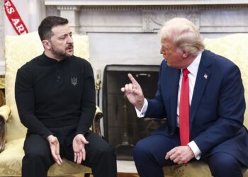 El presidente estadounidense Donald Trump con el presidente ucraniano Volodimir Zelenski en la (i) durante la reunión que han mantenido en la Casa Blanca. Foto: EFE/JIM LO SCALZO / POOL.