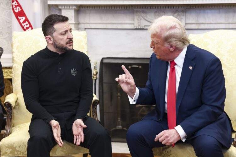 El presidente estadounidense Donald Trump con el presidente ucraniano Volodimir Zelenski en la (i) durante la reunión que han mantenido en la Casa Blanca. Foto: EFE/JIM LO SCALZO / POOL.