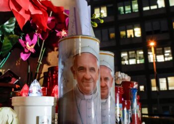 Velas y flores frente al hospital Gemelli de Roma donde está ingresado el papa Francisco. Foto:  GIUSEPPE LAMI/EFE /EPA.