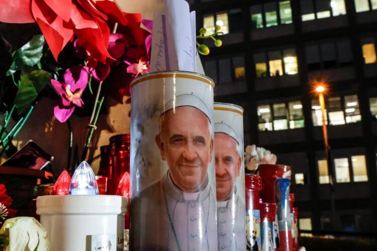 Velas y flores frente al hospital Gemelli de Roma donde está ingresado el papa Francisco. Foto:  GIUSEPPE LAMI/EFE /EPA.