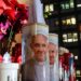 Velas y flores frente al hospital Gemelli de Roma donde está ingresado el papa Francisco. Foto:  GIUSEPPE LAMI/EFE /EPA.