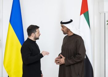 El presidente  Volodimir Zelenski dialogando con Sheikh Mohamed bin Zayed Al Nahyan, presidente de Emiratos Árabes Unidos. Foto: EFE/EPA/RYAN CARTER .