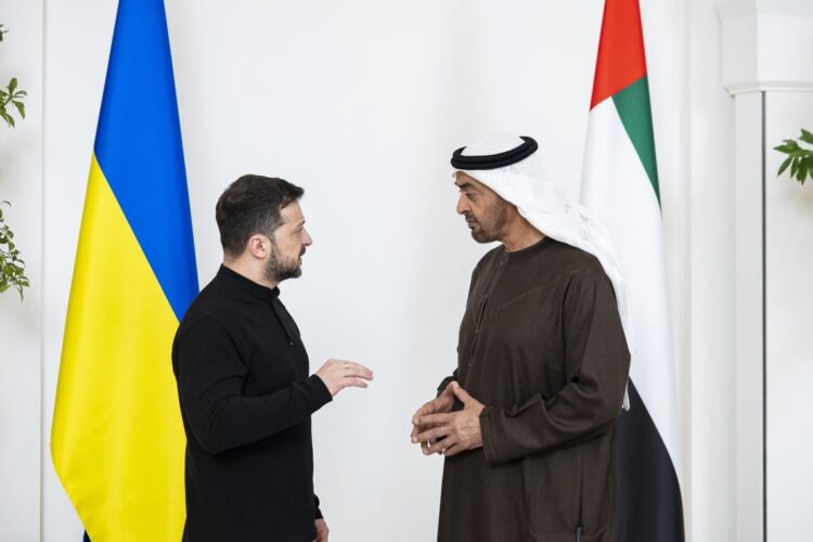 El presidente  Volodimir Zelenski dialogando con Sheikh Mohamed bin Zayed Al Nahyan, presidente de Emiratos Árabes Unidos. Foto: EFE/EPA/RYAN CARTER .