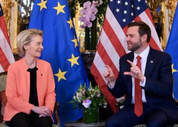 Von der Leyen y J D Vance, el martes, en la cumbre mundial sobre la inteligencia artificial. Foto: @vonderleyen