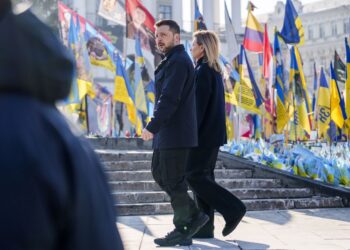 Zelensky y la primera dama Olena Zelenska durante la ceremonia en el monumento a los soldados ucranianos caídos en la Plaza de la Independencia en Kiev. Foto: JAVAD PARSA/EFE/EPA.