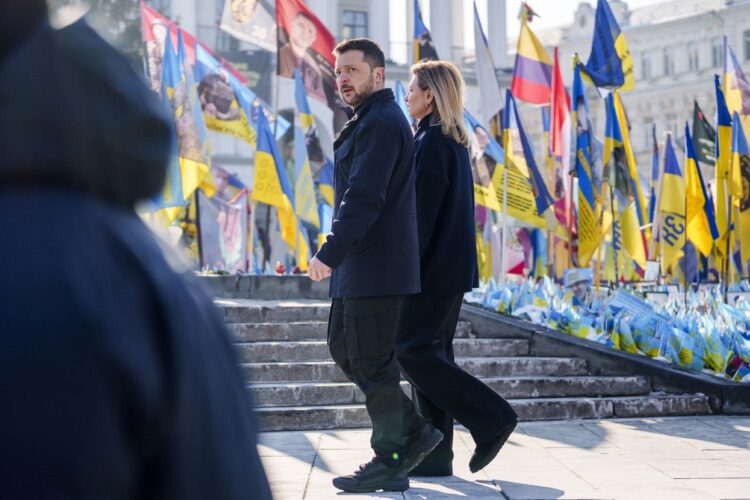 Zelensky y la primera dama Olena Zelenska durante la ceremonia en el monumento a los soldados ucranianos caídos en la Plaza de la Independencia en Kiev. Foto: JAVAD PARSA/EFE/EPA.