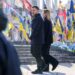 Zelensky y la primera dama Olena Zelenska durante la ceremonia en el monumento a los soldados ucranianos caídos en la Plaza de la Independencia en Kiev. Foto: JAVAD PARSA/EFE/EPA.