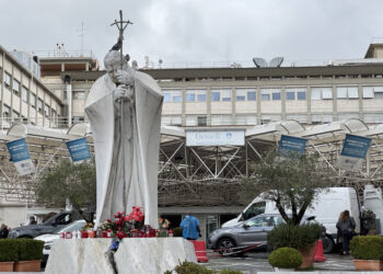 Muchos llevan flores todos los días al Policlínico Agostino Gemelli, donde está internado el papa Francisco. Foto: EFE/Daniel Cáceres.